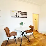Stylish Kennington Apartment Near Tube With King Bed And Garden